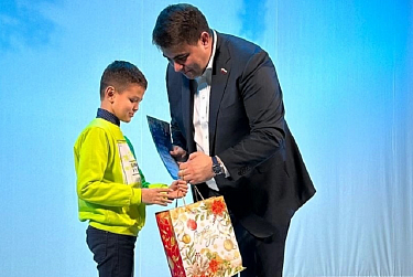 Депутаты доставили подарки 